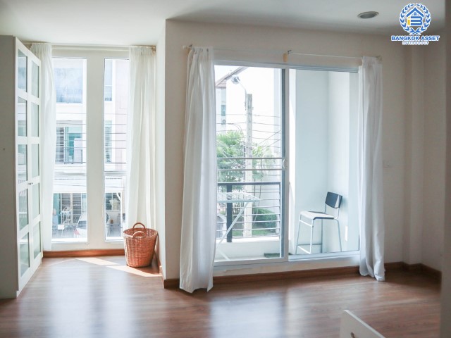 *****ทาวน์โฮมมือสองย่านกรุงเทพฯ ม.บ้านกลางเมือง สาทร-ตากสิน2 หลังมุม เนื้อที่กว้าง 23.20 ตร.ว. ฟังก์ชัน 3 ห้องนอน 3 ห้องน้ำ ที่จอดรถ 2 คัน แถมฟรี! เครื่องปรับอากาศ 4 เครื่อง บนทำเลแห่งการเดินทาง ใกล้รถไฟฟ้าสายสีเขียวเข้ม "สถานีวุฒากาศ" เชื่อมต่อถนนกัลปพฤกษ์ และถนนราชพฤกษ์